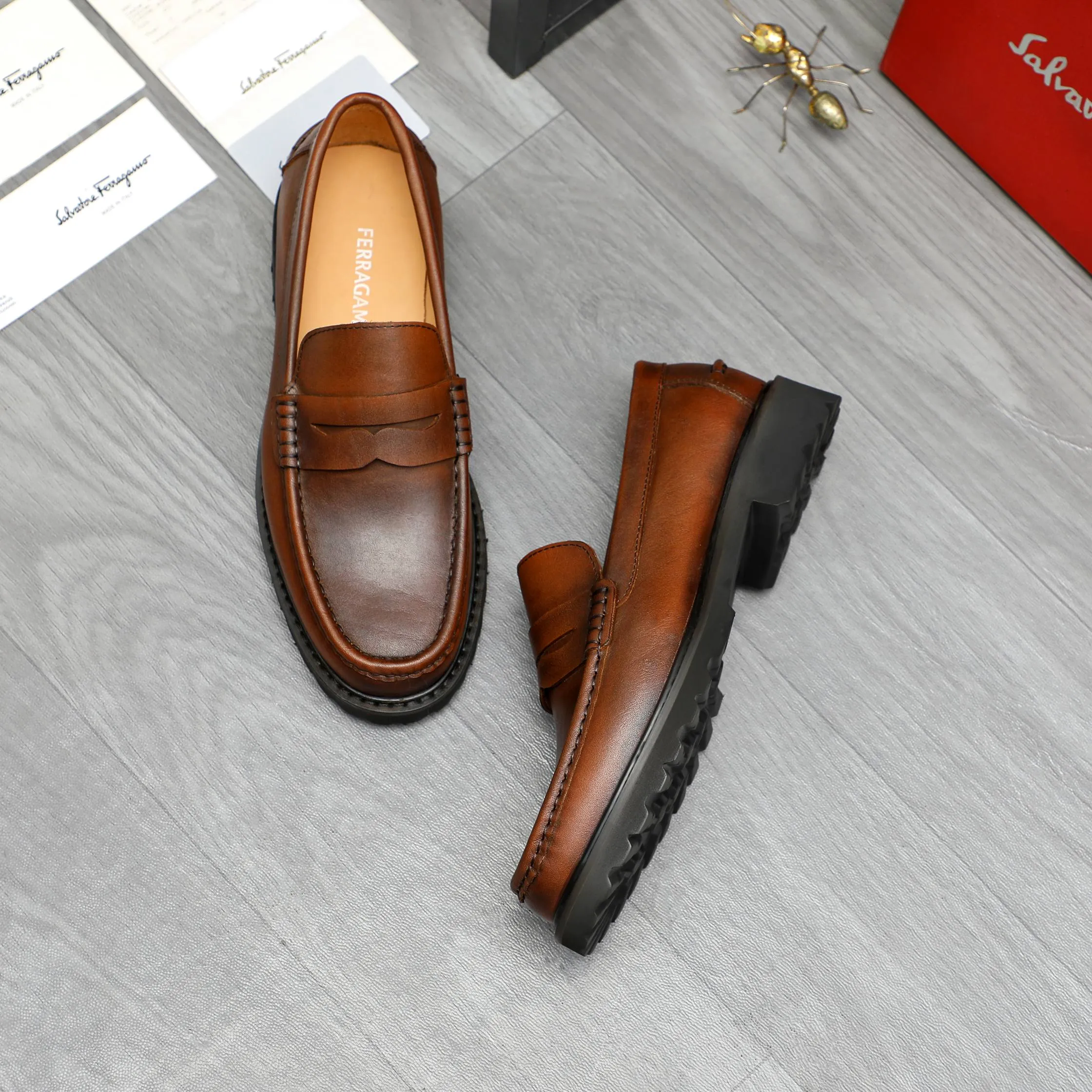 Men's shoes 💰442 Product trademark: Ferragamo "Ferragamo" business formal leather shoes Regular size: 38-46 (45.46 custom-made and non-returnable) Product materials: Selected color-brushed cowhide upper, cowhide lining, non-slip rubber outsole